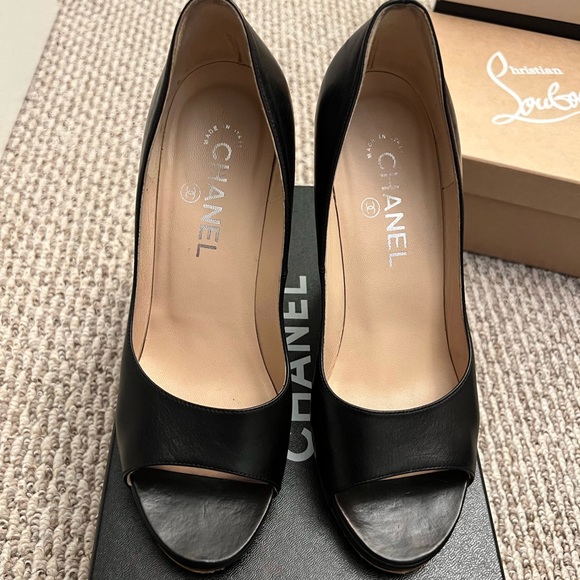 CHANEL BLACK LEATHER PEEP TOE CORK HEEL PUMPS - Picture 2 of 10
